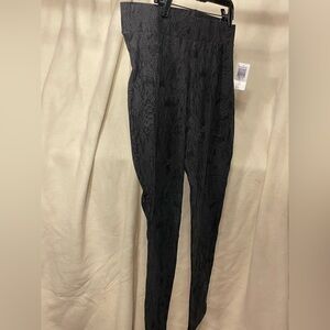 TORRID size 2 active leggings. Black/gray snakeprint. NWT.
